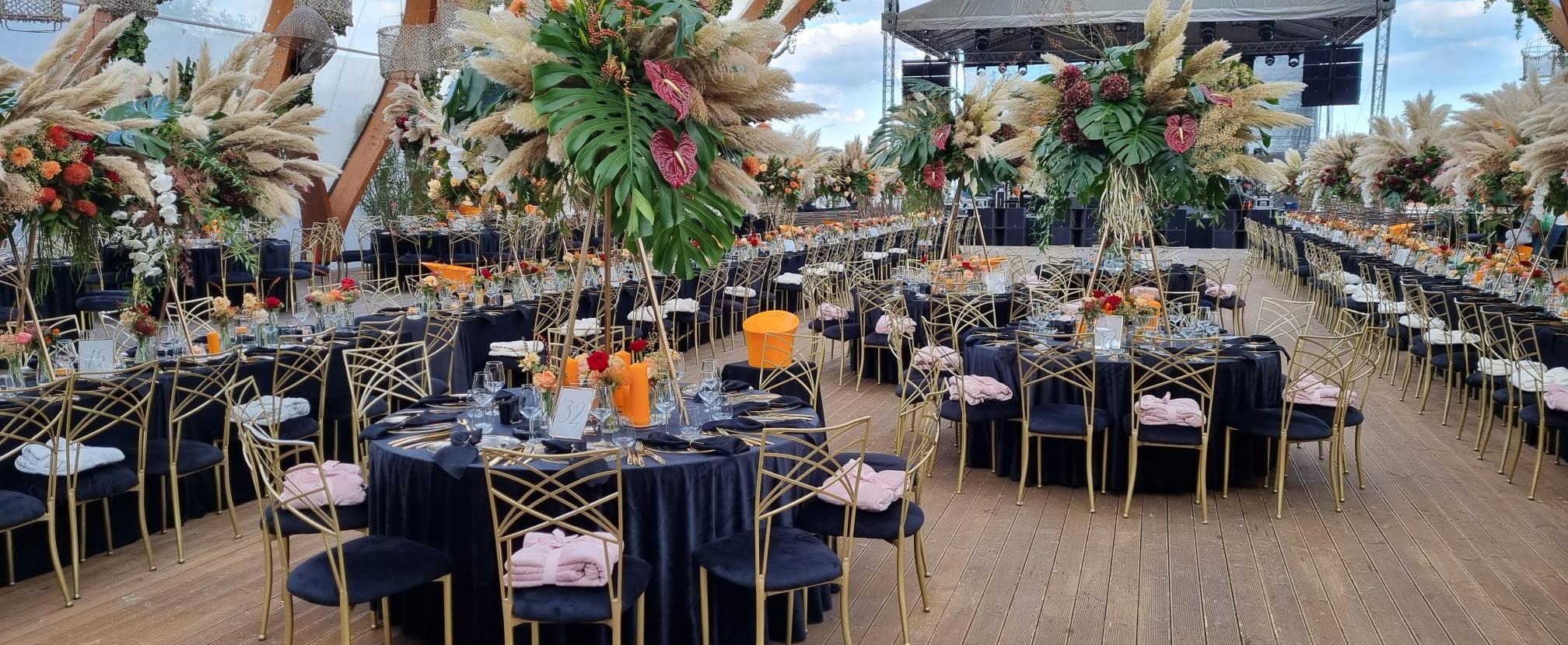 Scaune Chiavari aurii — setup complet
